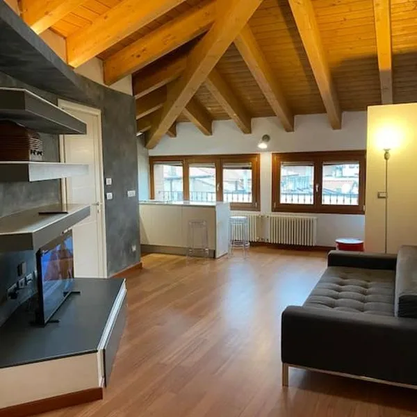 Interno 8 appartamento con box auto privato gratuito, hotel in Ferrara