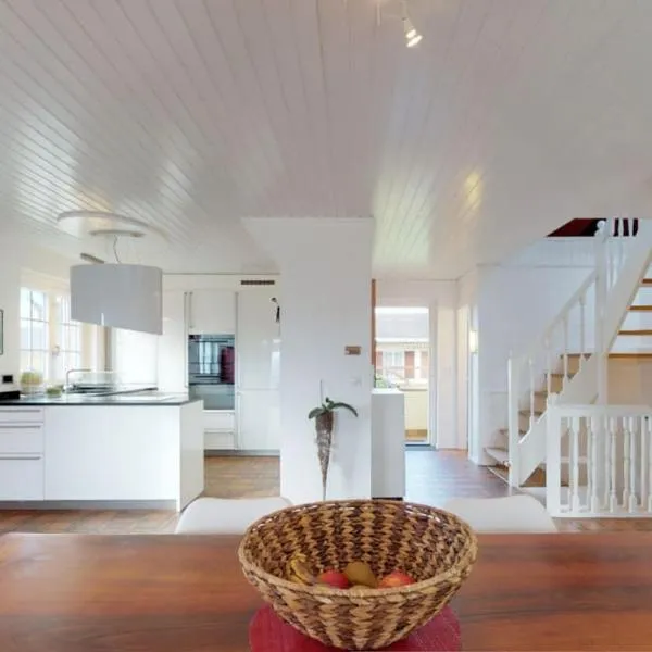 Cheerful villa with fireplace, bath-tub and garden, hotel v destinaci Noville