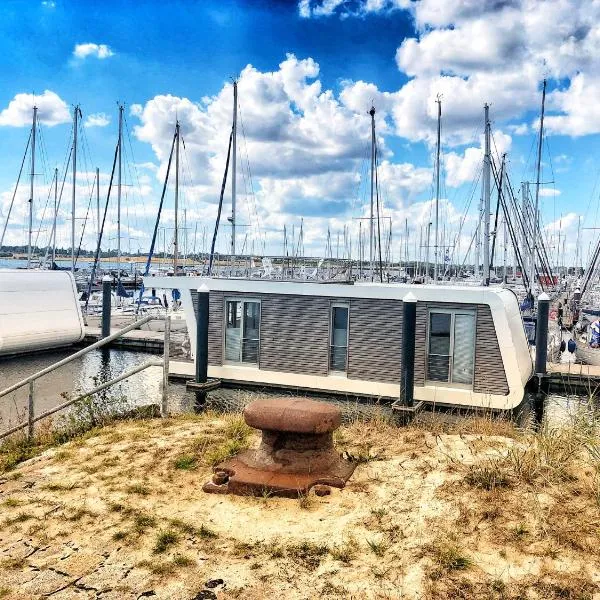 Schwimmendes Ferienhaus Heimathafen, Hotel in Großenbrode