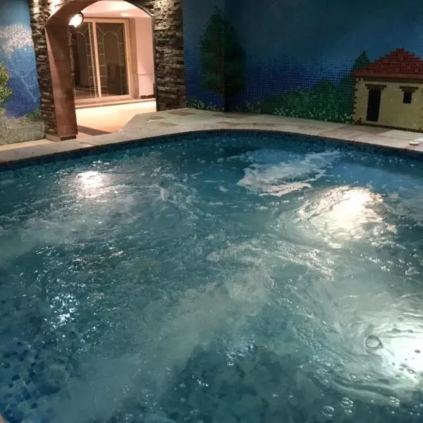 Cheerful standalone villa with pool and waterfall, hotel in Cairo