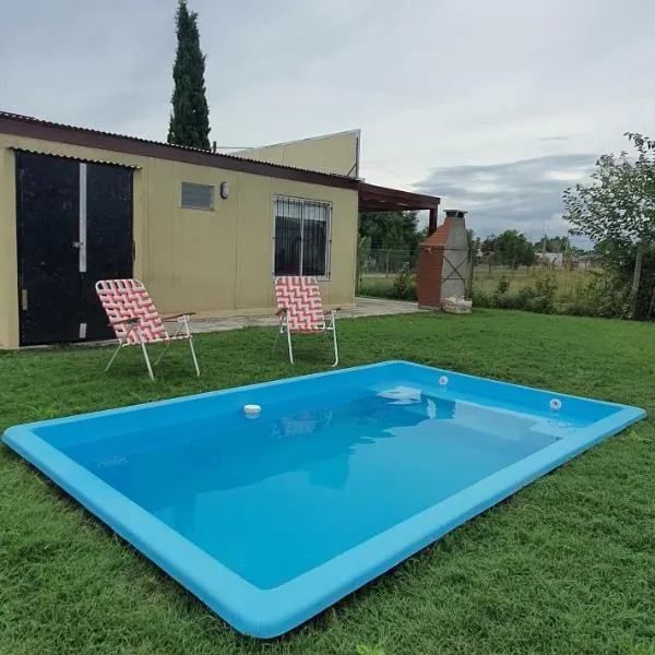 Casa con PILETA, PARRILLA y cochera cubierta, hotel a Ranchos