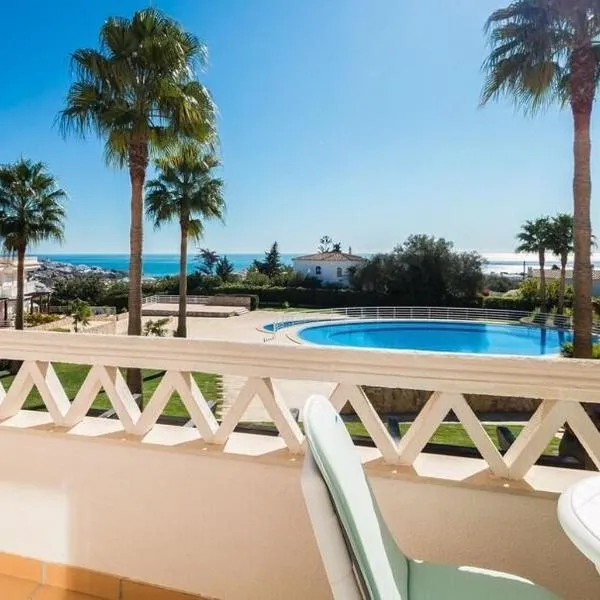 Fantastic Townhouse with Pool and Sea Views, hotel in Albufeira