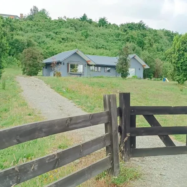 Casa con excelentes 2 habitaciones 1 Doble Matrimonial y otra 2 camas indiv con vista al volcán, Puerto Varas，延基韋的飯店