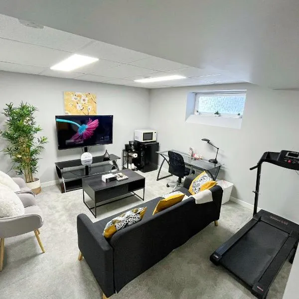 Stylish Basement Suite with Modern Comforts，溫尼伯的飯店