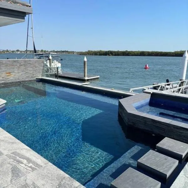 Ultimate waterfront Mansion, hotel in Gold Coast