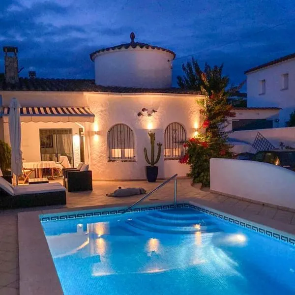 Charmante villa avec piscine dans les canaux, hôtel à Empuriabrava