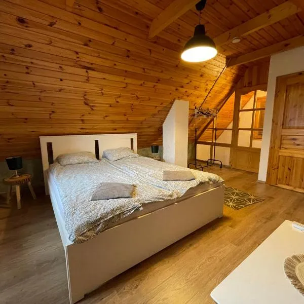 Alma Apartmanház, hotel v Harkánech