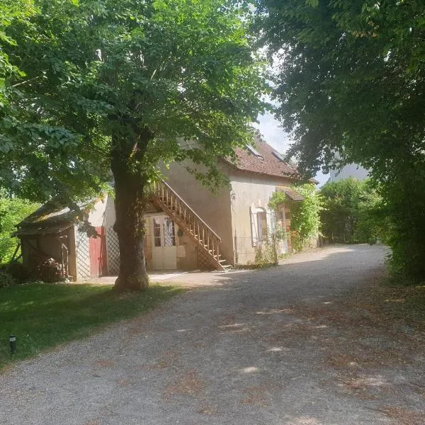 La Casa D'Augy logement du rez de Jardin: Sainte-Solange şehrinde bir otel