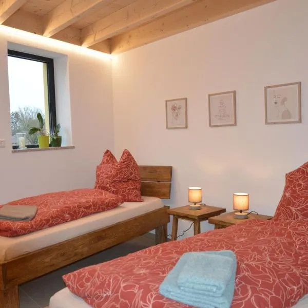 Ferienwohnung, 1-Zimmer, 1-3 Personen, 31 qm, mit Balkon, in ruhige Lage, direkt an der Aach, Hotel in Singen (Hohentwiel)