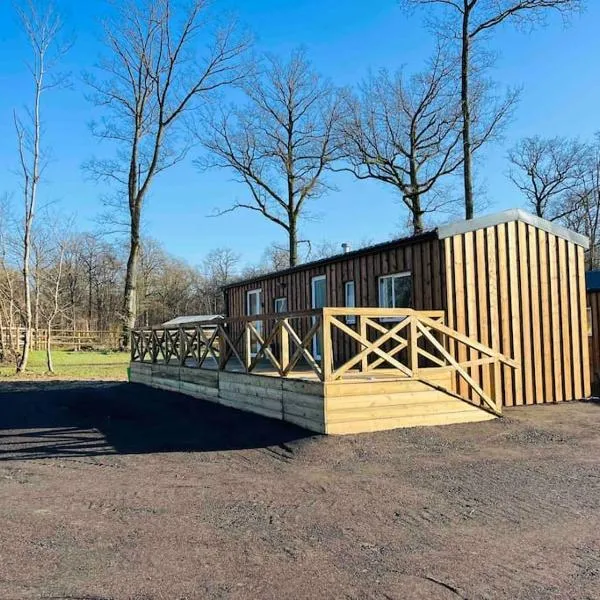 Chalet dans la forêt proche Disney, ξενοδοχείο σε La Houssaye-en-Brie