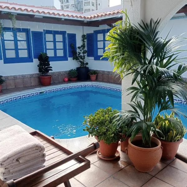 Beautiful Holiday Villa with heated private pool, Los Cristianos, hotel in Los Cristianos