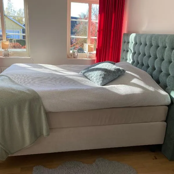 Glamping Stay with Comfortable Beds and a Beautiful Garden in Kallfors, Stockholm near a Golf Course, Lakes, the Baltic Sea, Forests & Nature, hotel a Järna