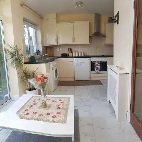 3 Bedroom 3 Bathroom House, Dublin, khách sạn ở Lucan