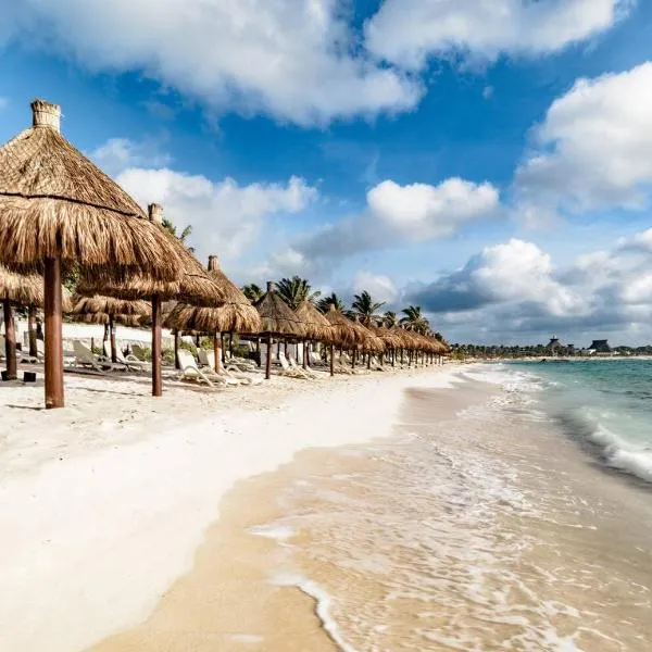 Departamento 6, Tulum Country Home, con Muelle de Pesca, Club de Playa, Alberca, Cenote y Campo de Golf, Contrata Day Pass Bahia Principe, hotel in Tulum