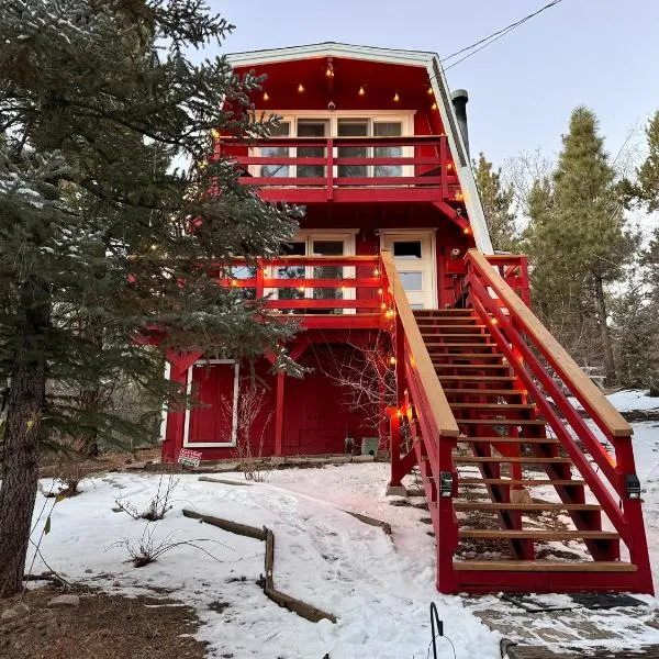 Maison Solange-Red Barn Farmhouse Style- Moonridge, hôtel à Big Bear City