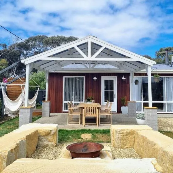 Salty Air Cottage, hotel in Bream Creek