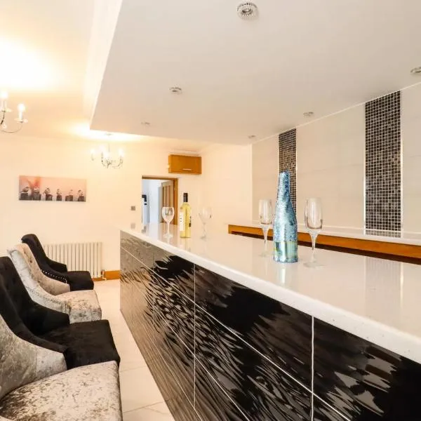 6BD Vacation Home with Indoor Pool, hotel in Canvey Island