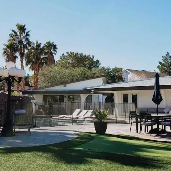 Luxury Villa, with bonus pool house, Private Pool, Hot tub, rock water fall and slide, putting green, basketball, shuffle board, play gym, privately gated on circular driveway., hotel in Las Vegas