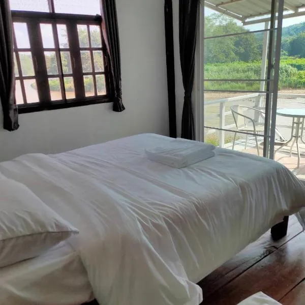 ริมกก โฮมสเตย์ rim-kok homestay, hotel v destinaci Ban Prong Ron