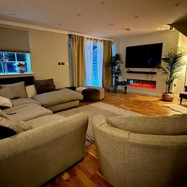 Entire house with a large lounge, hotel em Leverstock Green