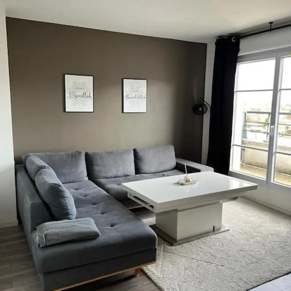 Big duplex 15 min from Paris city center - Metro station Line 5, hotel in Bobigny