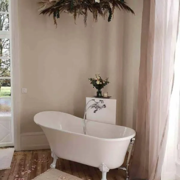 Suite romantique au château, hotel v destinaci Moisdon-la-Rivière