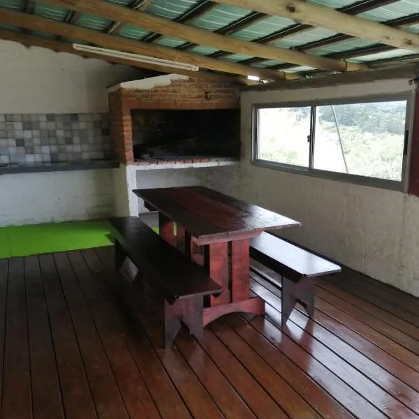 Cabaña Jacarandá, hotel en Villa Serrana