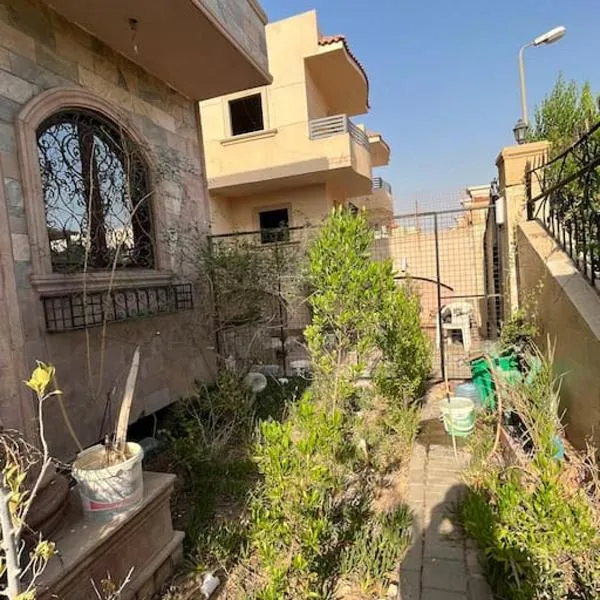 Whole floor in Villa with access to garden and BBQ, hotel v destinaci Badr