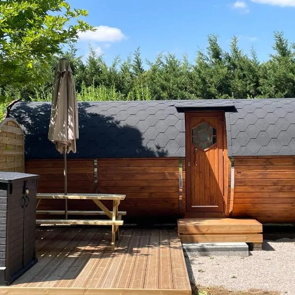 TONNEAU HERBERGEMENT INSOLITE AU CAMPING DES NIERES, hotel em Ébreuil