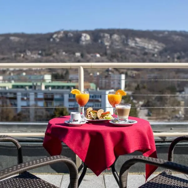 Hotel Árpád, хотел в Татабаня