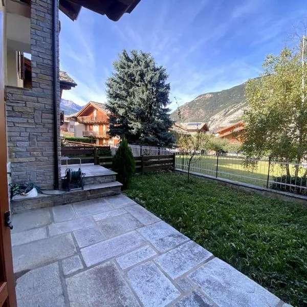 Incantevole Appartamento con Giardino - Garage Privato e Free Wifi, hotel Oulxban