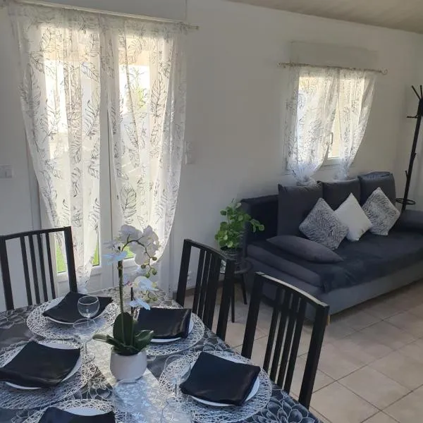 Maison de vacances plein pied tout confort 200m plage – hotel w mieście Portiragnes