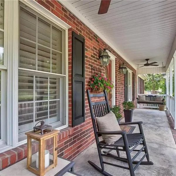 Fantastic Cottage with big backyard near the city, khách sạn ở Greensboro