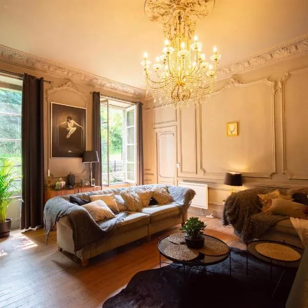 Historic manoir in Vire Normandy elegance in a semi-rural setting ideal for groups and families, hotel in Vire