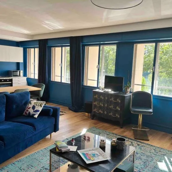 Appartement spacieux 2 chambres avec vue sur le Rhône et parc โรงแรมในคัลลูร์ เอต์ คูร์เย