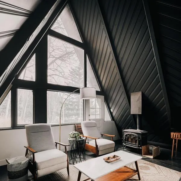 Modern A-Frame - Mountain Views - Evergreen、エバーグリーンのホテル