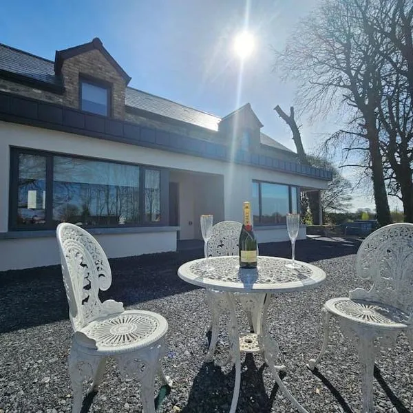 Private House in Oldcastle, hótel í Mountnugent