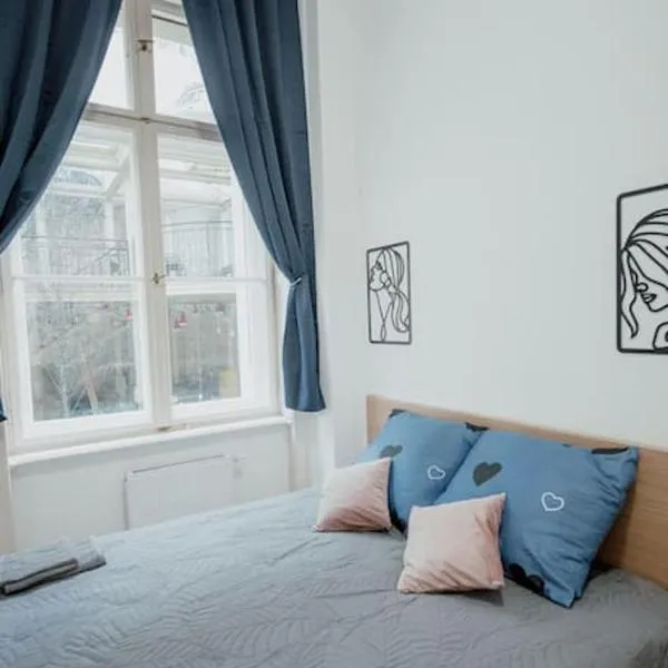 P77 Central New 4-Bedrooms Piotrkowska CAŁE MIEJSCE 4 pokoje z łazienką i kuchnią na korytarzu budynku, hotel v Lodži