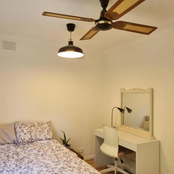 Beautiful home in Greensborough, hotel v destinaci Watsonia North
