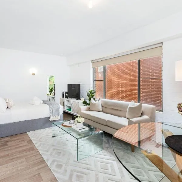 Urban Chic Studio by 'the Strip', hotel in Perth