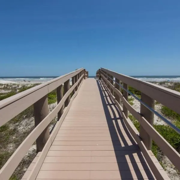 Ocean Gallery Condo, 3 minutes walk, Pool view, hotel en St. Augustine