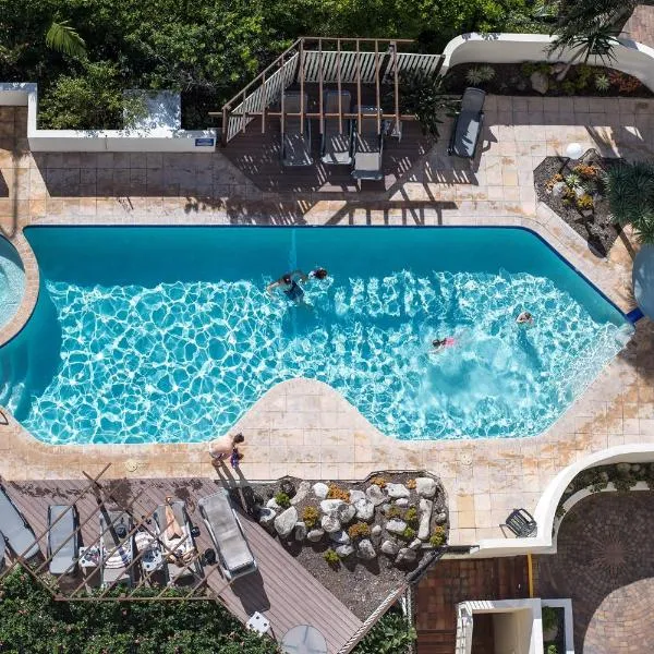 Deluxe Two Bedroom Apartment with Ocean Views, hotel v destinaci Coolum Beach
