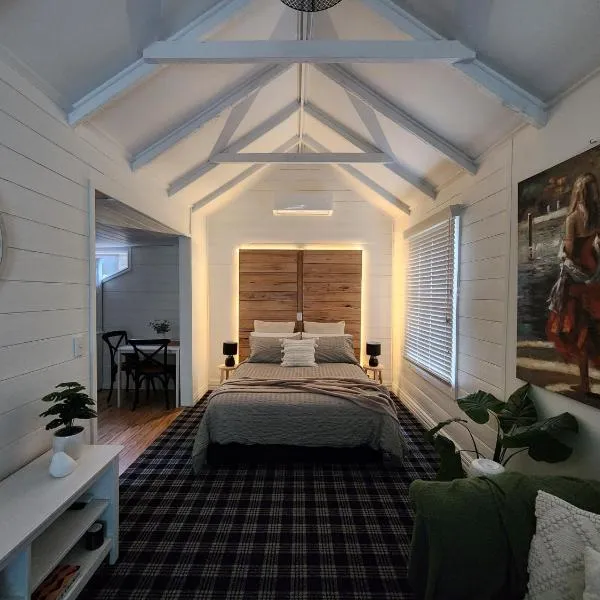 Daylesford - Frog Hollow Estate -THE COTTAGE - enjoy a relaxing and romantic night away in our gorgeous little one Bedroom ROMANTIC COTTAGE under the apple tree with water views，Glenlyon的飯店