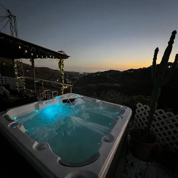 Casa Rural Málaga Monkey Love con jacuzzi, hotel v destinaci Iznate