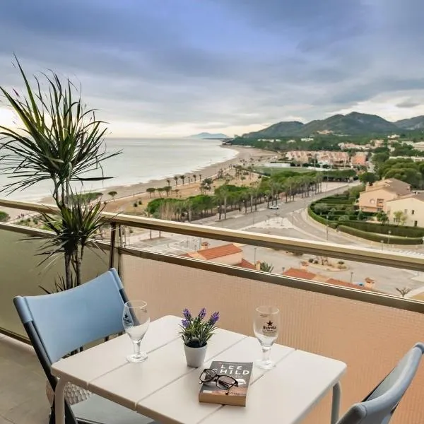 Apartamento con terraza, vistas playa y montaña、ロスピタレート・デ・リンファントのホテル
