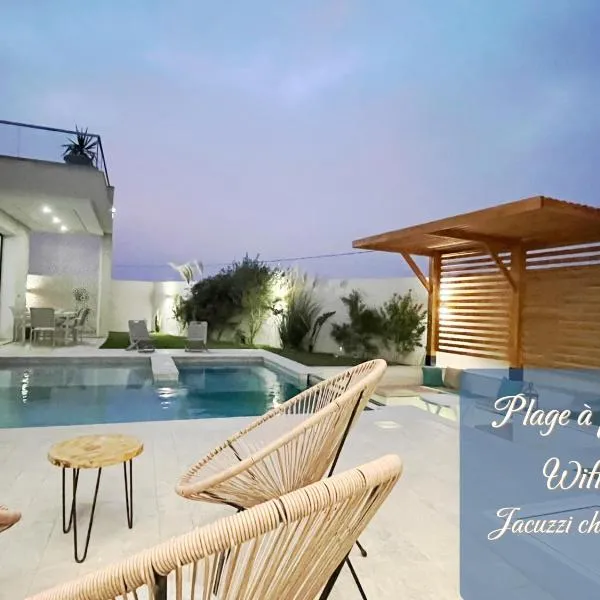 Villa Dar lynoute piscine sans vis à vis plage à pieds, hotell i Taguermess