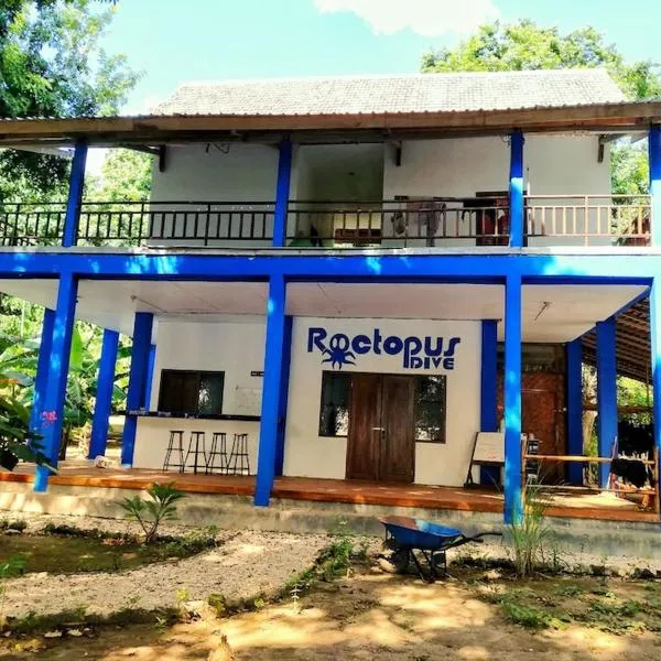 Roctopus Dive Center and Hostel, hotel in Moyo Island