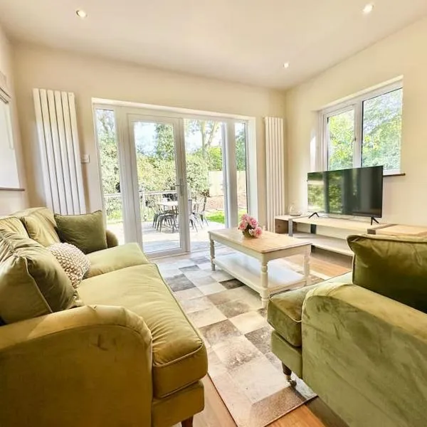 Greenacre Lodge - cosy, dog-friendly rural home with private garden, hotel in Redgrave