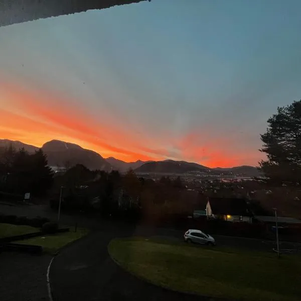 TRAMORE - self contained 1 bedroom unit - king size bed - free private parking - 3 miles from Fort William High Street、フォート・ウィリアムのホテル