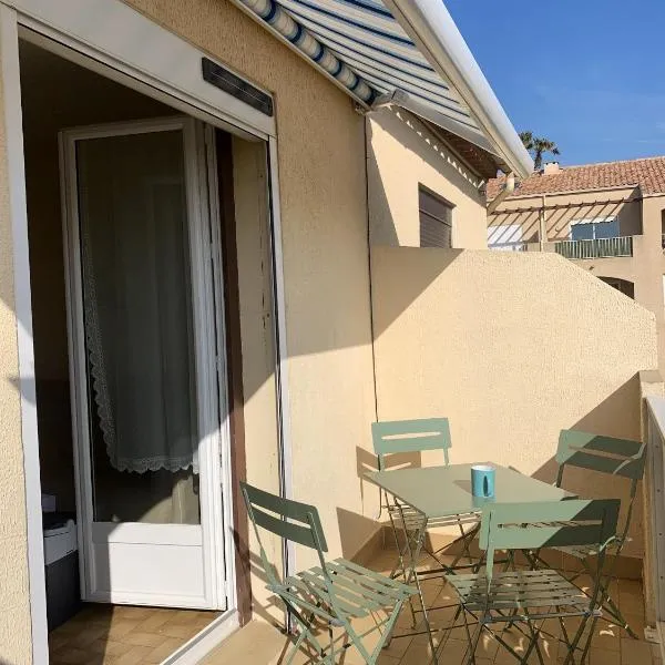 Appartement charmant à Fleury - 30 m² - Vue sur la mer, hotel v destinácii Fleury